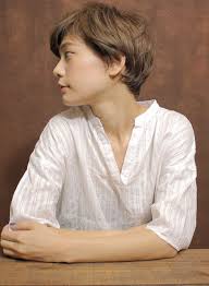 シンプルで柔らかく見えるショートヘアです 襟足をすっきりカットさせ後頭部に奥行きを持たせることにより 首が細く見え 横から見た時のアゴのラインがとてもキレイに見えてすっきり横顔美人を作り上げます ヘアスタイル ショートヘア 美人 髪型