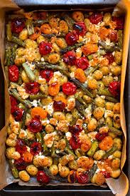 Ein Blech Gnocchi Mit Grunem Spargel Tomaten Und Feta Kochkarussell Rezept Gesunde Rezepte Rezepte Vegetarisch Kochen