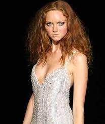 Canna lily rhizomes do best planted in full sun, and love the heat for maximum growth! Topmodel Lily Cole Vom Laufsteg An Die Uni Der Spiegel
