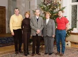 Majestatea sa regele mihai i îl va decora, luni, pe principele nicolae cu decoraţia regală nihil sine deo, acesta urmând a primi şi titlul de alteţă regală şi principe al româniei cu ocazia împlinirii vârstei de 25 de ani, transmite newsin. SÄƒrbÄƒtoarea De Anul Nou In Familia RegalÄƒ Familia RegalÄƒ A Romaniei Royal Family Of Romania Romanian Royal Family Royal Video Royal Family