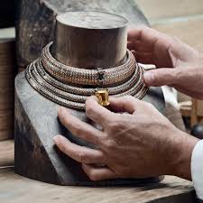 Who says jewelry can't be interactive?the moving ring is a masterpiece of wearable engineering. High Jewellery Savoir Faire Louis Vuitton