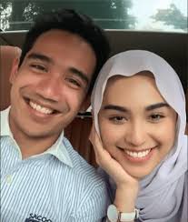 Sampai tahun lepas anak lelaki sulung dia kahwin pun, dia langsung tak dijemput. Ya Saya Sedang Mengenali Rose Pening Diikut Paparazzi Anak Datuk K Mengaku Bercinta Dengan Sharifah Rose Lobak Merah