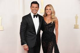 Kelly Ripa Says Husband Mark Consuelos 'Shamed' Her for Controversial  Bedroom Habit
