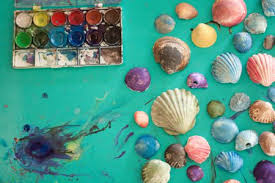 Using a bright turquoise blue that resembles the sea, the background delivers on creating that beachy vibe in your home. 9 Seashell Crafts For Kids