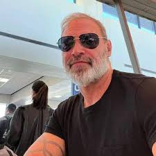 Adrian Carl (@adrian.carl75)