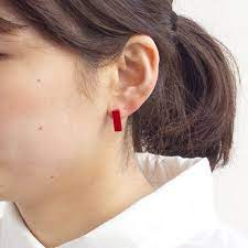 身につける漆 漆のアクセサリー ピアス 角柱1 5 0 5 朱色 坂本これくしょんの艶やかで美しくとても軽い 和木に漆塗りのアクセサリー より シンプルでキュートなフォルムが耳にピタッと愛らしい ウェアラブル 漆 アクセサリー wearable urushi accessori ピアス