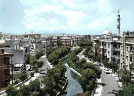 منطقة الروضة دمشق ويظهر مجرى نهر بردى باتجاه الجسر الابيض الصورة من ستينيات القرن الماضي damascus syria damascus paris skyline