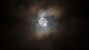 Selon les astrologues, chaque signe du la super pleine lune vous aidera à booster votre amour propre et à réinventer votre vie. Une Premiere Super Lune En 2020 Ce Lundi Le Soir