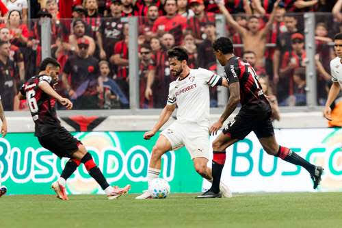Athletico e Fluminense empatam em duelo eletrizante na Arena da Baixada; veja os gols
