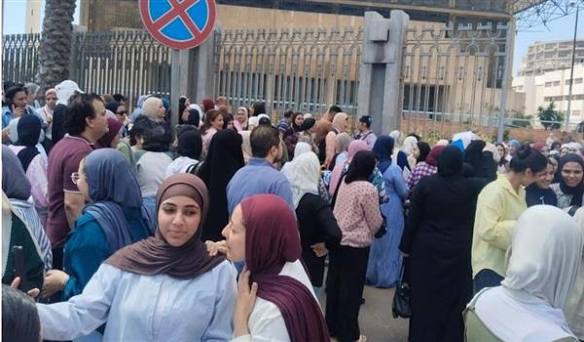 البسمة ترسم وجوه طلاب الثانوية العامة بالإسكندرية بعد امتحان اللغة الأجنبية الثانية - بوابة دار المعارف الإخبارية.. بوابة إلكترونية تهدف إلى إثراء المحتوى الرقمي العربي من خلال الفنون والقوالب الصحفية المتنوعة والمتميزة