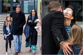 Wiek, wzrost, waga, instagram, kariera, partner, dzieci. Viola Kolakowska I Tomasz Karolak Odprowadzaja Dzieci Do Szkoly Wroca Do Siebie Zastanawiajace Zdjecia