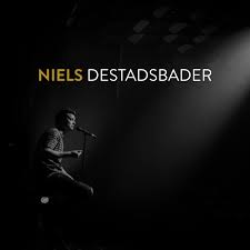 Niels destadsbader (28) barst van het zelfvertrouwen, maar dat is niet altijd zo geweest. Niels Destadsbader Presentator Acteur En Zanger