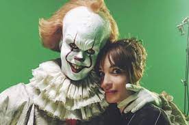 Bill skarsgård doesn't look much like pennywise in real life — in fact, there are plenty of buzzfeed articles devoted to skarsgård's attractiveness. Bill Skarsgard Revealed He Has An 11 Month Old Daughter And Her Room Is Full Of Pennywise Toys