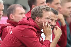 Freistaat bayern) atau dikenal sebagai bayern, dengan wilayah seluas 70.553 km² dan penduduk sebesar 11,6 juta jiwa, merupakan negara bagian paling selatan jerman. Bayern Munich Sporting Director Hasan Brazzo Salihamidzic Says Things Are Going Swimmingly With Julian Nagelsmann Bavarian Football Works