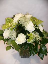 Choisissez parmi une dizaine de bouquets votre bouquet de la mariée, bouquets de centre de table ou des fleurs pour décorer vos pièces ou vos voitures. Composition Florale De Mariage Bouquet Et Vase Blanc Vert Composition Florale Ceremonie De Mariage