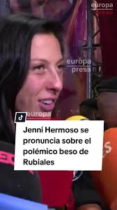 La jugadora #JenniHermoso se pronuncia sobre el polémico beso que le dio  #Rubiales: "Somos campeonas del mundo, ¿no? Ahora mismo creo que... es  demasiado ahora". #Legendarias #DeportesEnTiktok #RFEF