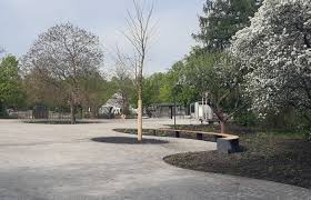 Tten hectares worth of lakes, theme gardens such as the famous rose garden, playgrounds, a geological garden, a witch garden invite you. Grun Berlin Britzer Garten Neueroffnung Eingang Blutenachse