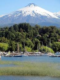 The scenery provides a glimpse into the power and destruction of villarrica's eruption, as well as nature's ability to recover. Volcan Villarrica Pucon Chile Volcan Villarrica Villarrica Volcanes