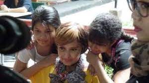 Yana zein dan julia perez misalnya, mereka berdua telah menghabiskan biaya ratusan juta bahkan miliaran untuk pengobatan sebagai ikhtiar agar mampu tetap bertahan hidup, toh pada akhirnya mereka harus menyerah pada kematian. Suami Yana Zein Menderita Parkinson Hingga Tak Bisa Bangun