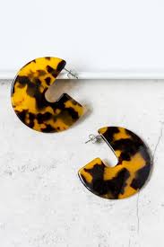 By stephanie gerber 264 · september 19, 2013 · updated august 13, 2019· post that might sound a bit (a lot?) melodramatic, but i promise it will blow your mind how easy these hoops are to make. Make Your Own Diy Tortoiseshell Hoop Earrings