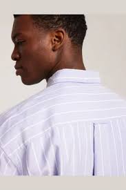 Utforska oxfordskjortor i färgen blå för män på rea