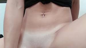 secretária se masturba enfiando os dedos na buceta molhada enquanto sozinha  no escritório