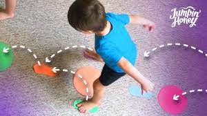 Tris date night dolly dress up. Juego Para Saltar Con Papeles De Colores Actividad De Motricidad Gruesa Youtube