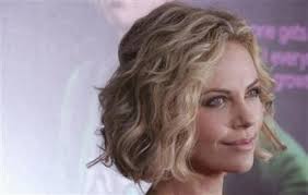 Toni and guy professional stylist lindsay baker demonstrates how to recreate the side swept bun that charlize theron was wearing on golden globes 2012. Charlize Theron Brunette Buzz Cut Photos Of New Hair Cut Spark Debate On Natural Hair Color The Christian Post