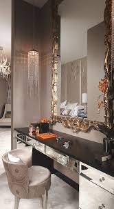 Metallic Farben In Kombination Mit Puder Schlafzimmer Wandfarbe Puder In 2020 Wohnungsplanung Treppendekor Luxurioses Apartment