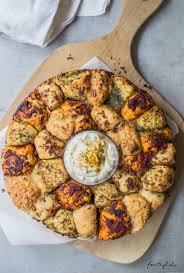 Kunterbuntes Zupfbrot Rezept Fur Das Nachste Picknick Die Grillparty Das Sommerfest Oder Furs Buffet Dazu Gibt S Dattel Dip Feiertaglich Das Schone Le Zupfbrot Rezept Zupfbrot Partyrezepte Fingerfood