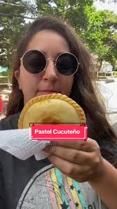 Hombre Comiendo Pastel La Calle