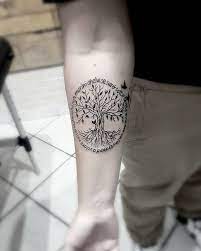 Tatouage arbre de vie, le choix d'un tel ou tel type de tatouage repose en premier ressort au message ou à la signification qu'il traduit. Tatouage Arbre Et Tatouage Arbre De Vie Signification Et Inspirations Tatouage Arbre De Vie Tatouages De La Vie Tatouage