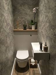 Schone Tapeten Zieren Die Kleine Gastetoilette Mit Mini Waschbecken Gaste Wc Gaste Wc Ideen Gaste Wc Gestalten