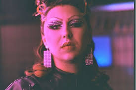 Pfarrer predigt als Dragqueen