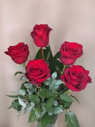 Il mazzo di rose rosse è uno dei bouquet floreali più apprezzati dagli innamorati. Mazzo Di Rose La Gardenia