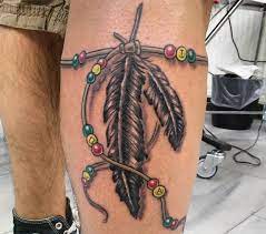 19 Geheimnisvolle Indianer Feder Tattoos Und Bedeutungen Feather Tattoos Indian Feather Tattoos Bow Tattoo Designs