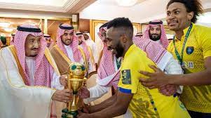 رعى خادم الحرمين الشريفين الملك سلمان بن عبدالعزيز آل سعود الرئيس الفخري لنادي الفروسية ـ حفظه الله ـ مساء أمس، حفل سباق «كأس السعودية»، الذي يعد أغلى وأكبر حدث في تاريخ السباقات العالمية للخيول، وذلك بميدان الملك. Ø§Ù„Ù…Ù„Ùƒ Ø³Ù„Ù…Ø§Ù† ÙŠØªÙˆ Ø¬ Ø§Ù„ØªØ¹Ø§ÙˆÙ† Ø¨Ù€ ÙƒØ£Ø³ Ø®Ø§Ø¯Ù… Ø§Ù„Ø­Ø±Ù…ÙŠÙ† Ø¨Ø¹Ø¯ ÙÙˆØ²Ù‡ Ø¹Ù„Ù‰ Ø§Ù„Ø§ØªØ­Ø§Ø¯ Ø§Ù„Ø´Ø±Ù‚ Ø§Ù„Ø£ÙˆØ³Ø·