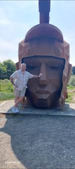 Did YOU know that Scotland is home to 7 UNESCO World Heritage Sites?!  💙🏴󠁧󠁢󠁳󠁣󠁴󠁿 This incredible sculpture located near Glasgow marks part  of the Antonine Wall, a site dating back to 142