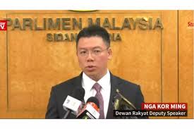Deputy speaker nga kor ming presented a poem to kinabatangan mp bung moktar radin at the dewan rakyat yesterday. Nga Urges Sarawak Assembly To Appoint Opposition Assemblyman As State Pac Chief