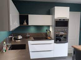 Elle se décline en gris souris, gris anthracite foncé, vert, violine ou lie de vin. 10 Cuisines Blanches Avec Un Plan De Travail Design Arthur Bonnet