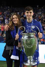 Pasalnya, sophia terlihat dicium sang kekasih, kai havertz, saat sang gelandang tim nasional jerman di piala eropa 2020 tersebut memegang trofi kemenangannya tak heran pesona kecantikan sophia weber membuat kai havertz luluh. Sophia Weber Das Ist Die Freundin Von Champions League Held Kai Havertz Mannersache