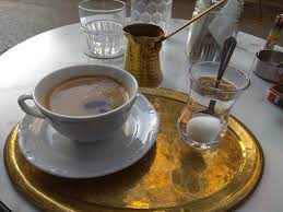 Ελληνικός καφές, φτιαγμένος με μεράκι από χαρμάνι εκλεκτών ποικιλιών βραζιλίας. Diplos Ellhnikos Kafes Sth Xobolh Me Ypobryxio Picture Of Zoubourlou Athens Tripadvisor