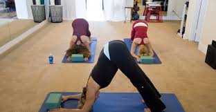 Einfache übungssequenzen, die perfekt auf anfänger abgestimmt sind, eine einführung in die wichtigsten atemübungen (pranayama) und meditation für beginner. Der Sonnengruss Sonnengruss Reihenfolge Wirkung Gispi Sport