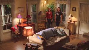 From emily's formal hartford home to the dragonfly inn, we reflect on our favorite decorating styles in gilmore girls to give your space personality. Decors And Homes In The Gilmore Girls Scene Therapy