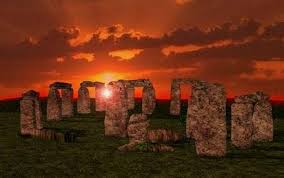Stonehenge es un monumento megalítico construido entre el año 3.100 y 2.000 a.c. El Amanecer Del Solsticio De Verano En Stonehenge Paperblog