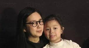 Vợ và con gái Lưu Đức Hoa hiếm hoi lộ diện, cựu người mẫu 57 tuổi tăng cân  phát tướng, ái nữ xinh xắn giống mẹ