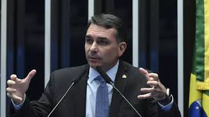Pré-candidato, Flávio Bolsonaro defende mais privatização, prisões e armas no Brasil