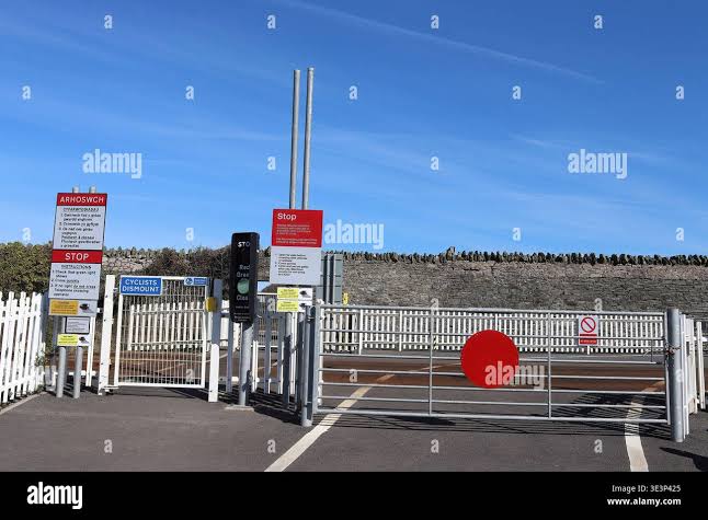level crossing gates' hi-res stock photography and images - Alamy