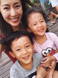 據說，有的寶寶在剛出生的幾年內，仍然能記得他到媽媽肚子之前的事情，或是記得在媽媽肚子裡的時光。 這被稱之為「胎內記憶」。  據說，寶寶大概有較清楚的表達能力後，就可以找機會和寶寶聊聊看。 如果非常幸運寶寶記得、還願意分享，那媽媽就能親身見證這不可思議的都市 ...