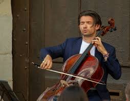 https://cdn-s-www.bienpublic.com/images/260C0F23-86B9-4BC1-9CAB-57EDEDB6D00A/NW_raw/gautier-capucon-et-son-violoncelle-fabrique-par-le-luthier-italien-matteo-goffriller-en-1701-photo-lbp-f-b-1595352322.jpg